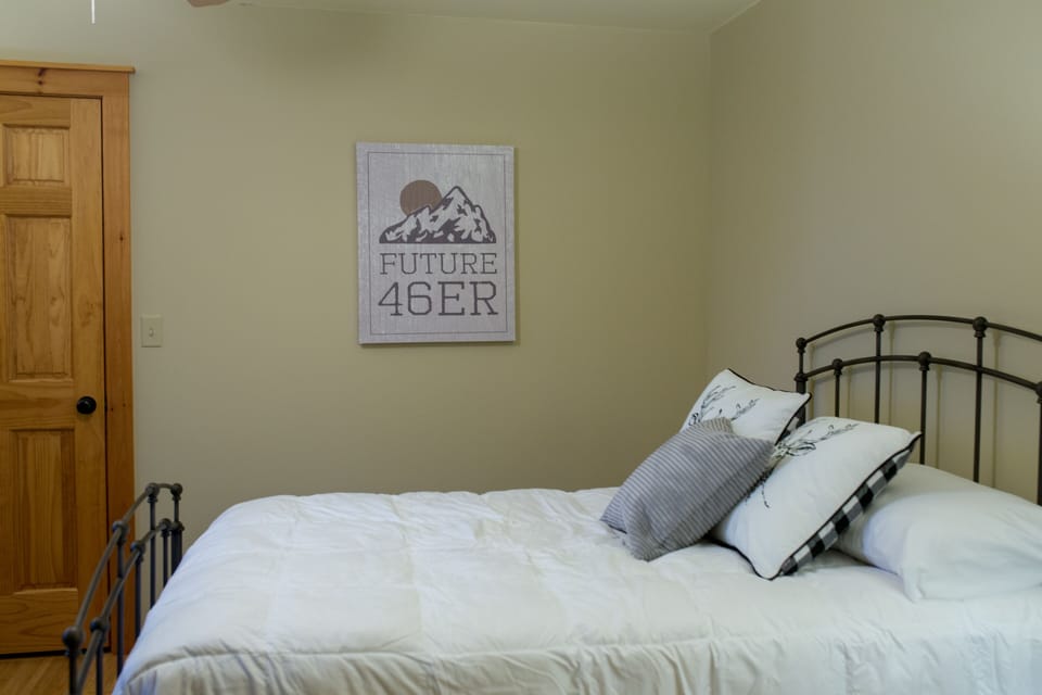 Double bed (bedroom 4)