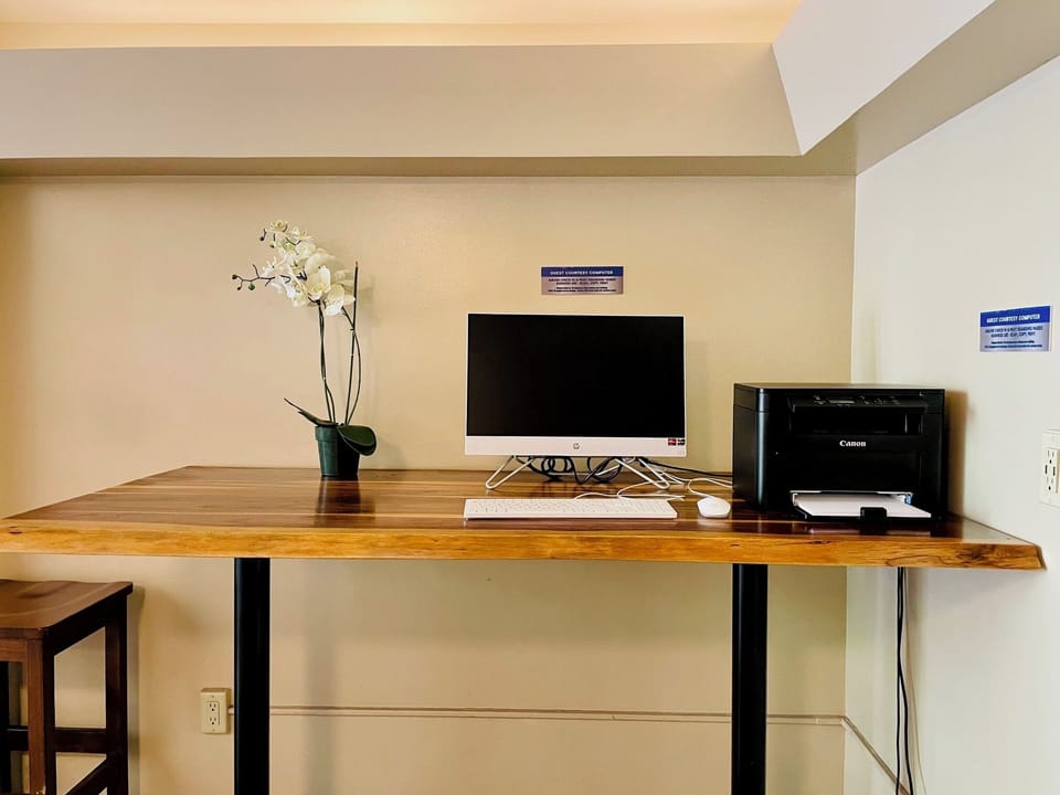 Guest Computer Desk at Lobby