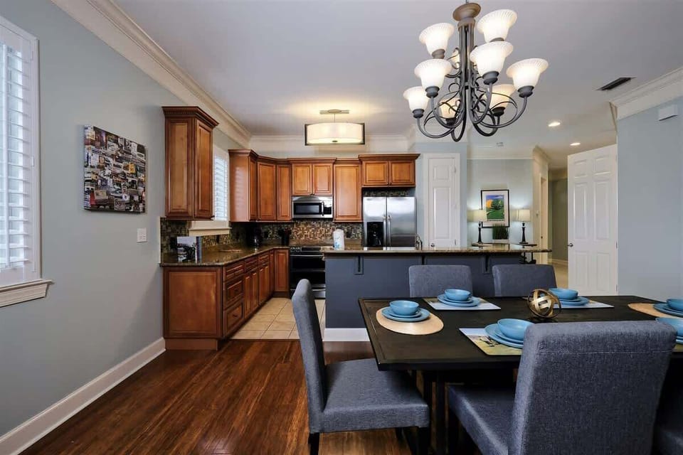 Kitchen & dining area