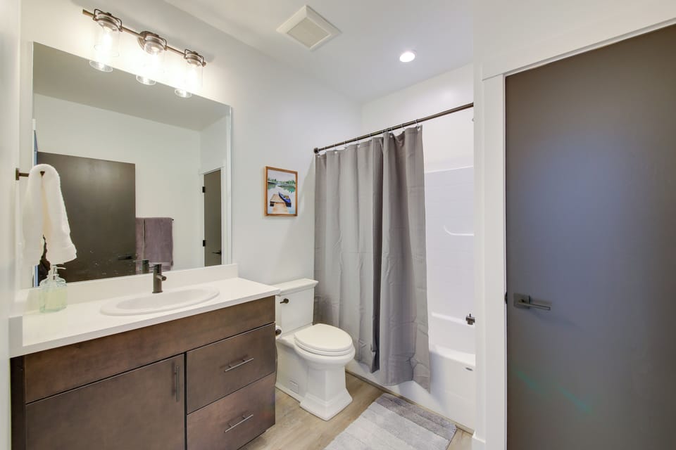 Full Bathroom | Shower/Tub Combo | Towels Provided