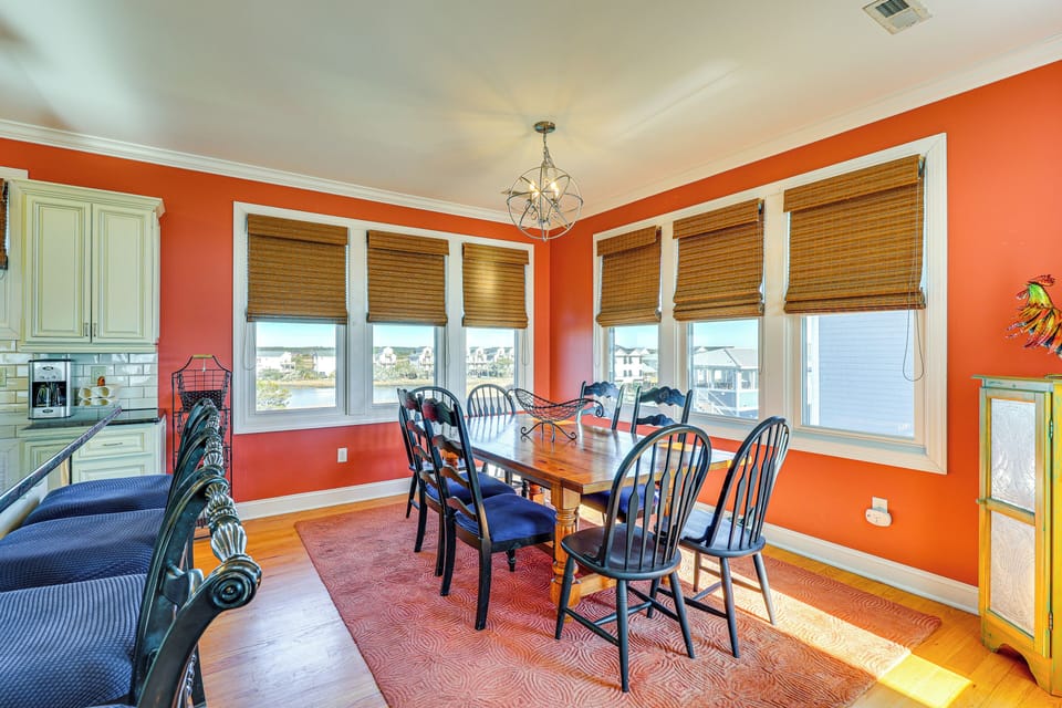 Dining Area | Dishes & Flatware Provided