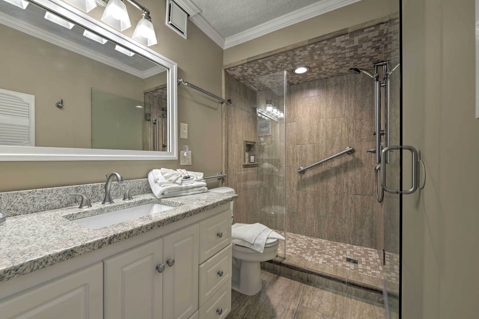 Full Bathroom | Towels Provided | Complimentary Toiletries