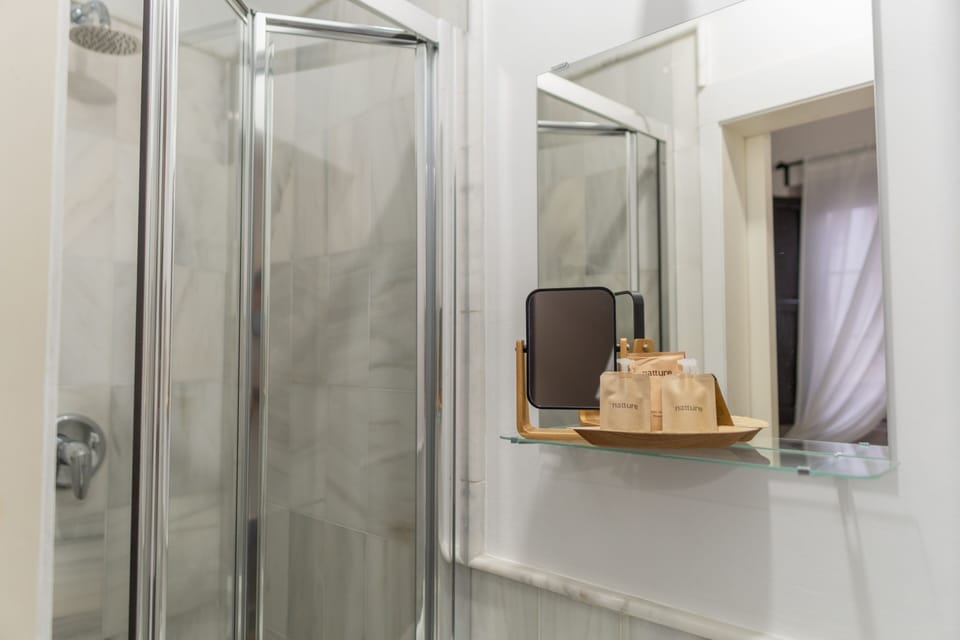 Economy Room | Bathroom | Free toiletries, hair dryer, soap, shampoo
