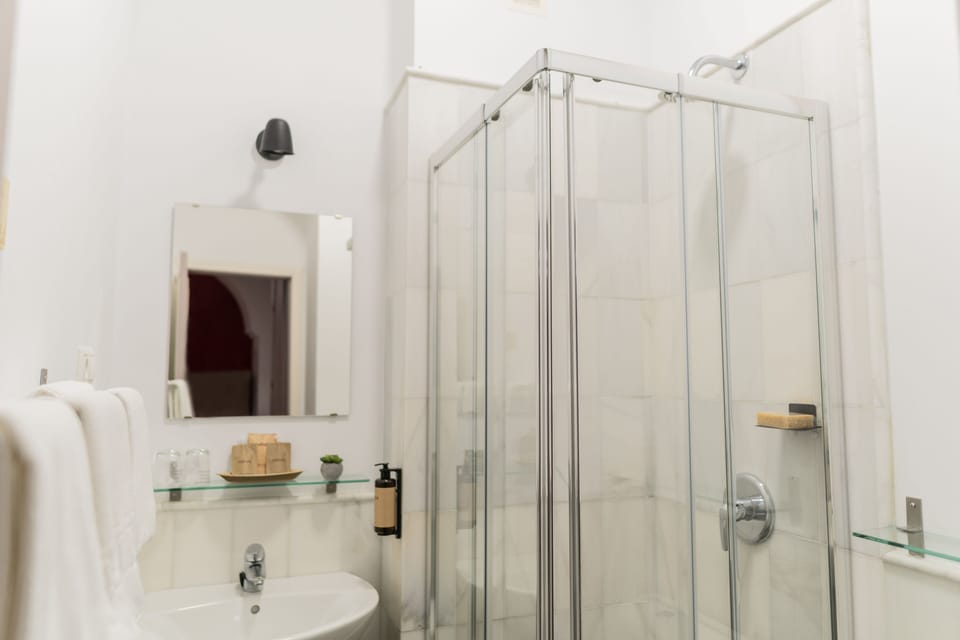 Classic Penthouse | Bathroom | Free toiletries, hair dryer, soap, shampoo