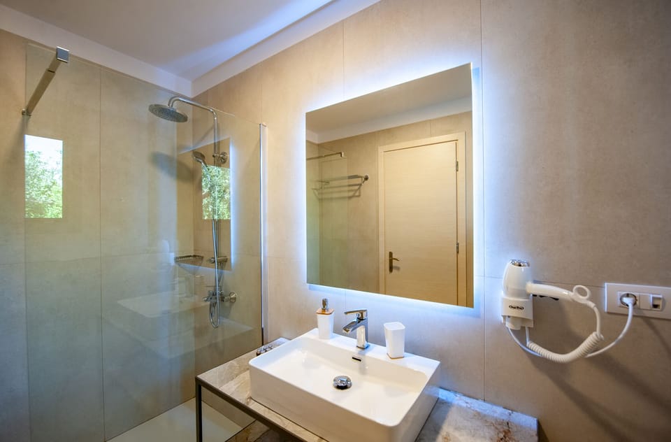 Combined shower/tub, rainfall showerhead, hair dryer, slippers