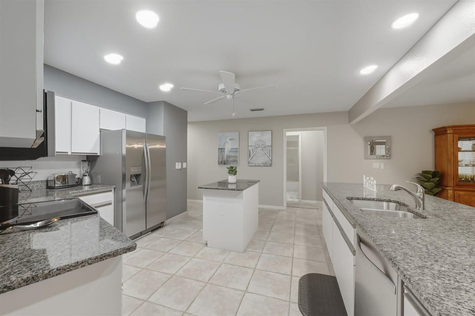 Bright, open, fully-equipped kitchen