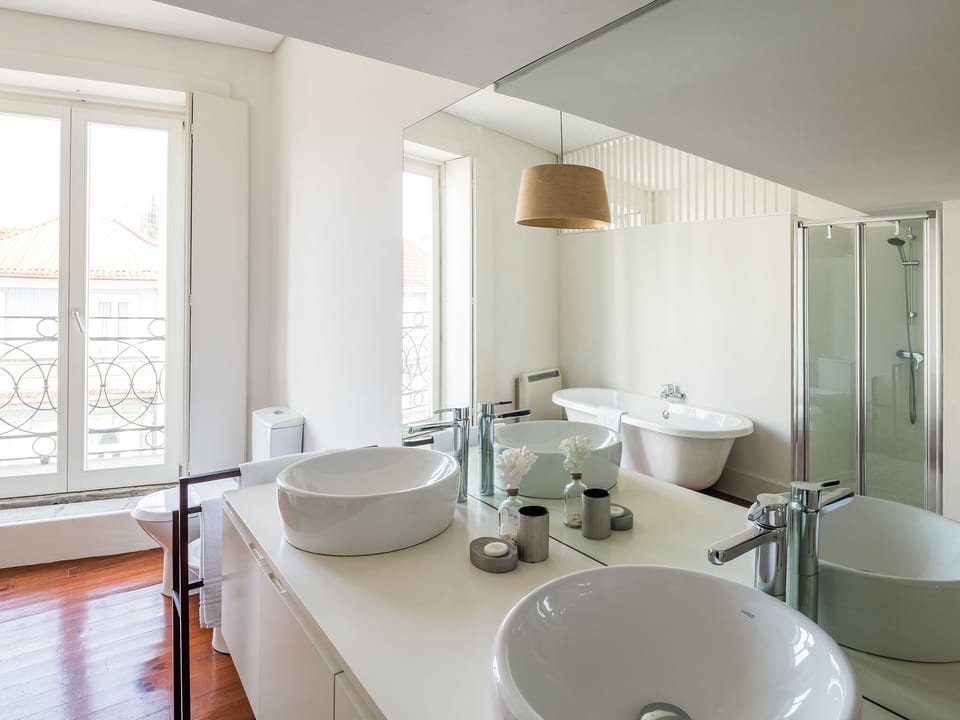 Panoramic Suite | Bathroom | Free toiletries, hair dryer, towels, soap