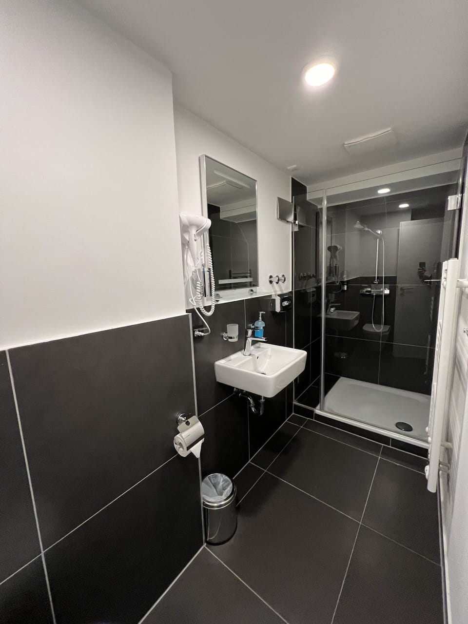 Twin Room | Bathroom | Shower, rainfall showerhead, free toiletries, hair dryer