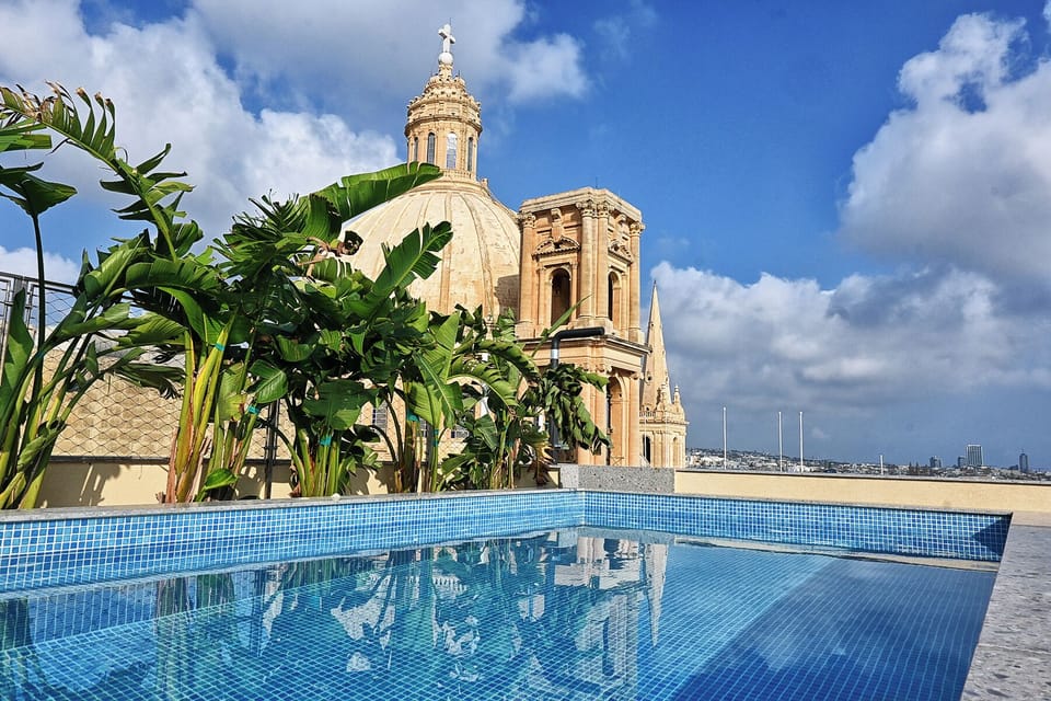 Seasonal outdoor pool, open 9:00 AM to 5:00 PM, sun loungers