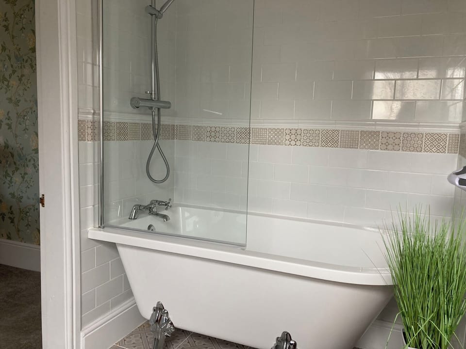 Luxury Double Room | Bathroom | Shower, rainfall showerhead, free toiletries, hair dryer