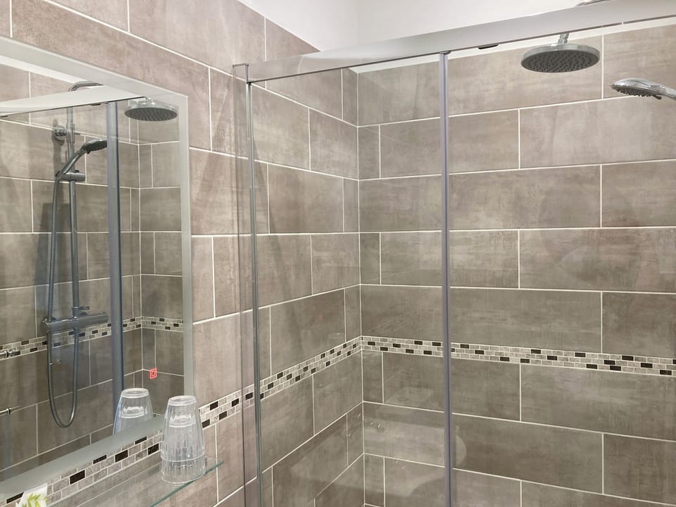 Superior Double Room | Bathroom | Shower, rainfall showerhead, free toiletries, hair dryer