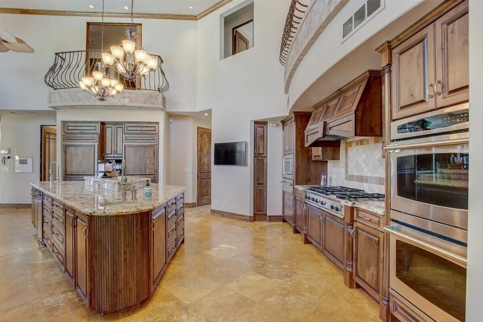 Kitchen w/ Gas Range