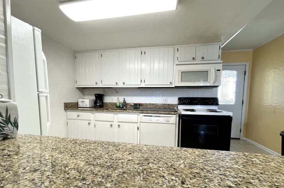 From quick bites to full dinners—this kitchen helps you vacation your way.


