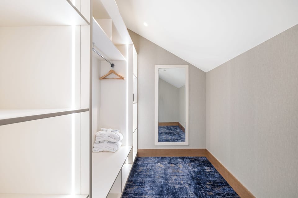 Luxury Double Room | Minibar, bed sheets
