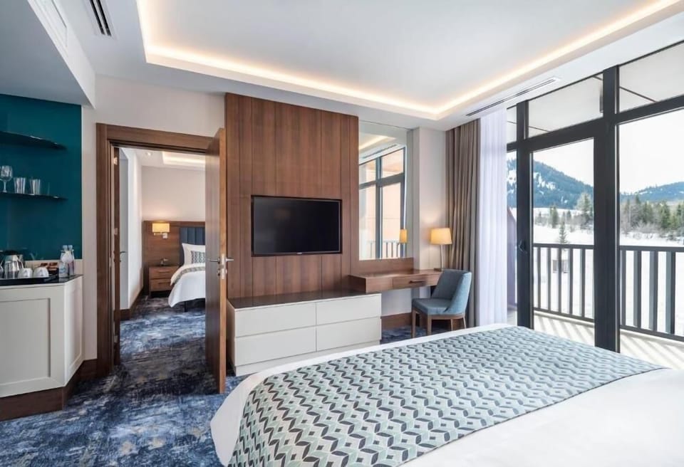 Executive Suite | Minibar, bed sheets