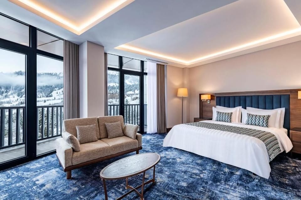 Executive Room, 1 Bedroom | Minibar, bed sheets