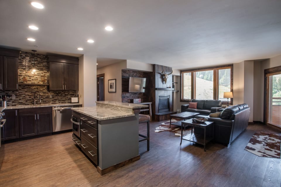 Condo, 3 Bedrooms | Living room | Fireplace