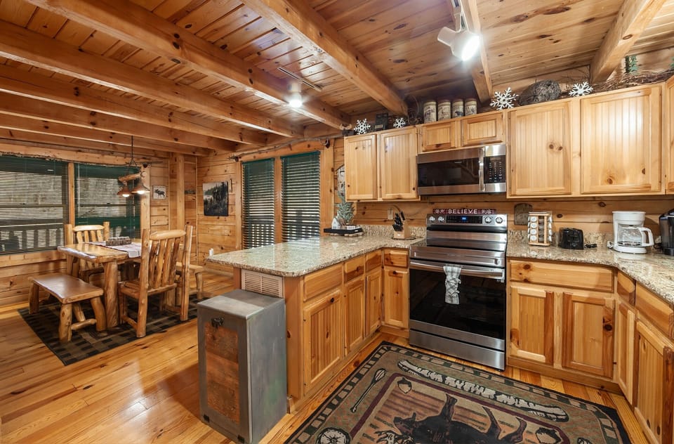 Cabin, 3 Bedrooms | Private kitchen | Fridge, oven, coffee/tea maker, toaster