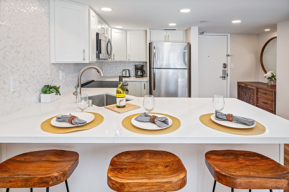 Kitchen with Bar Top and Bar Stools - Kitchen with Bar Top and Bar Stools