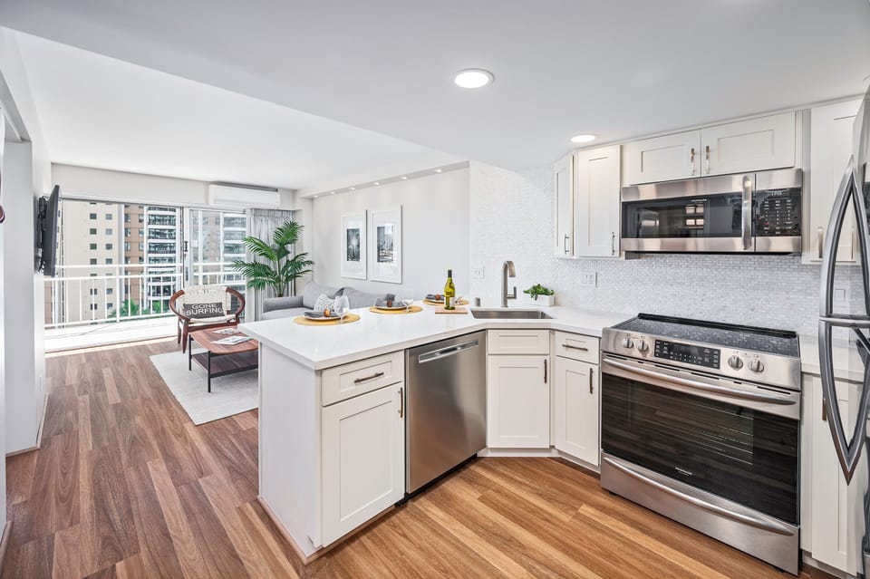 Contemporary Full Kitchen - Contemporary Full Kitchen