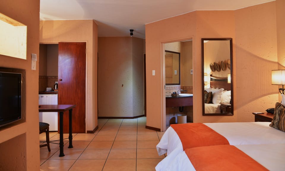 Standard Twin Room | In-room safe, individually furnished, desk, laptop workspace