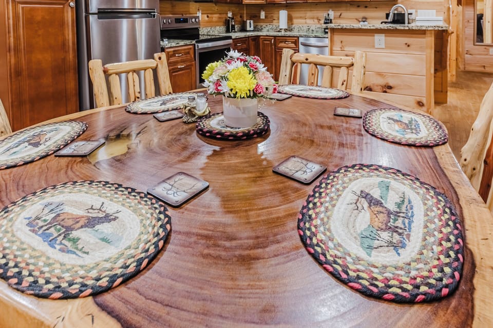 Beautiful round dinning table.  Gorgeous support base too. 