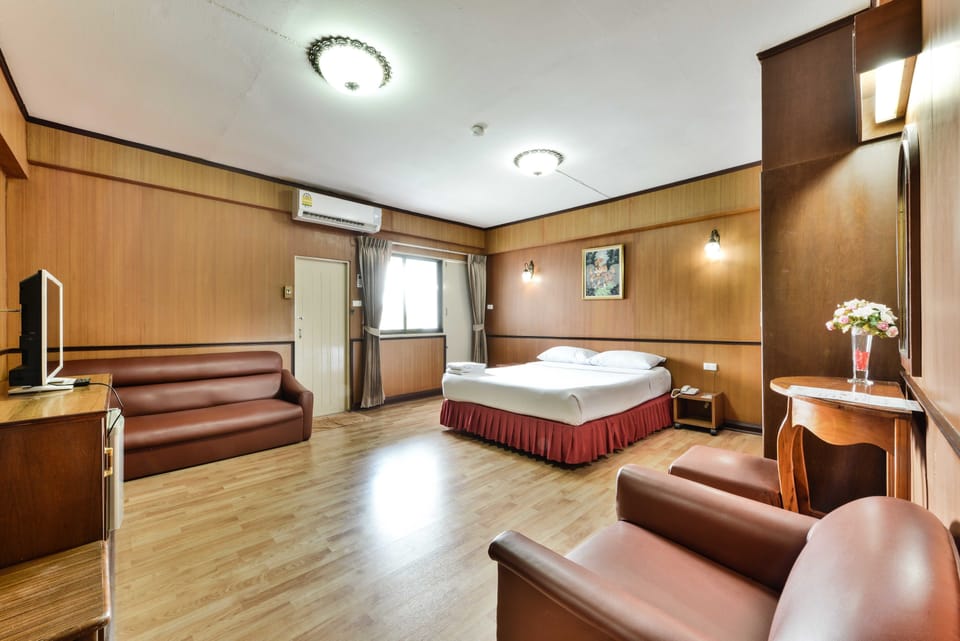 Superior Room | Minibar, in-room safe, desk, blackout drapes