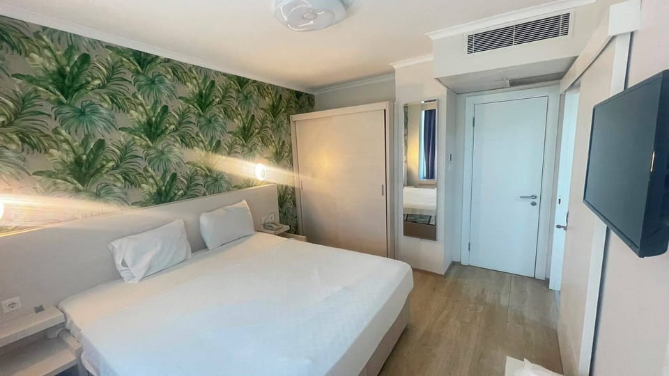 Suite Room  | Minibar, in-room safe, WiFi (free)