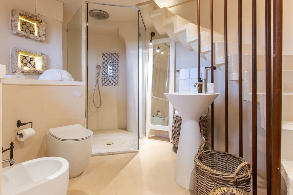 Executive Suite | Minibar, in-room safe, soundproofing, iron/ironing board