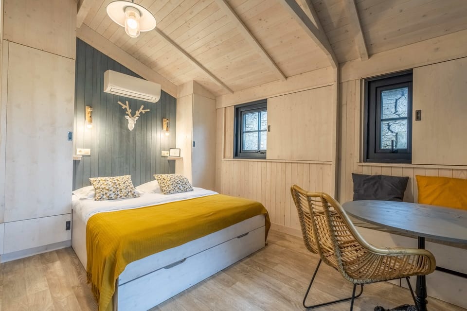 Comfort Cabin | Premium bedding, soundproofing, iron/ironing board, free WiFi