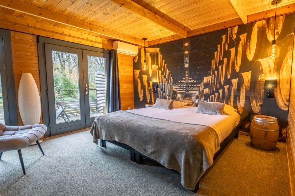 Room River View | Premium bedding, soundproofing, iron/ironing board, free WiFi