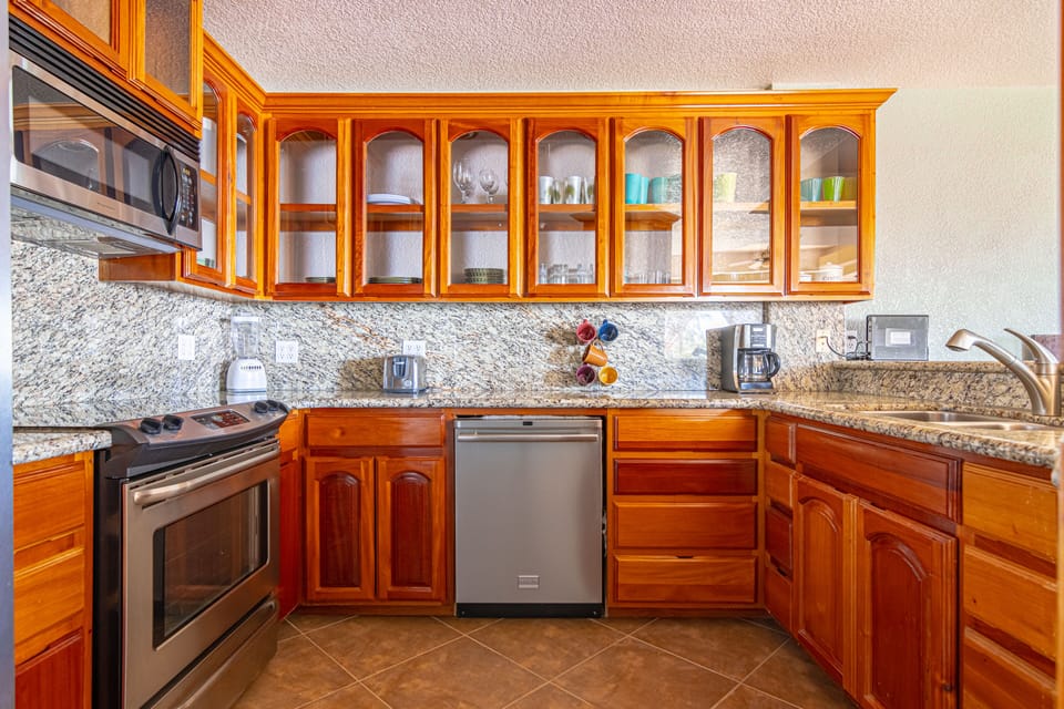 Full-size fridge, microwave, oven, stovetop