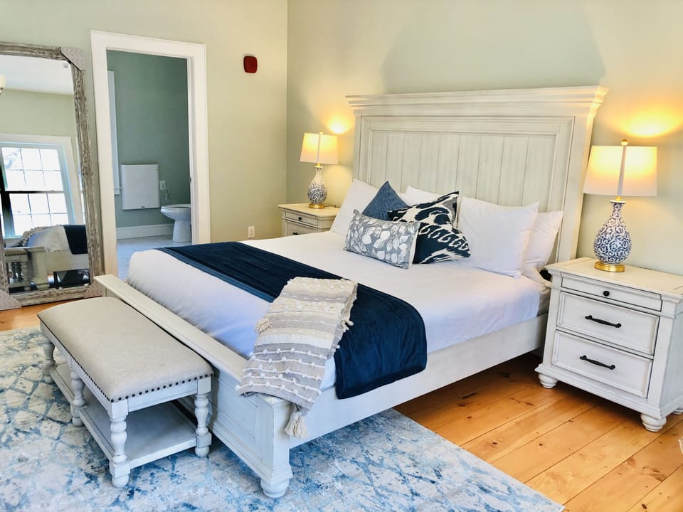 Deluxe Room | Iron/ironing board, free WiFi