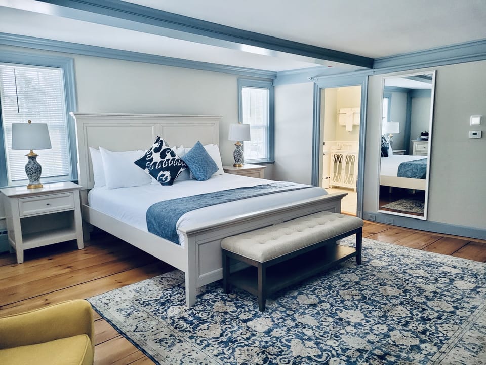 Deluxe Room | Iron/ironing board, free WiFi