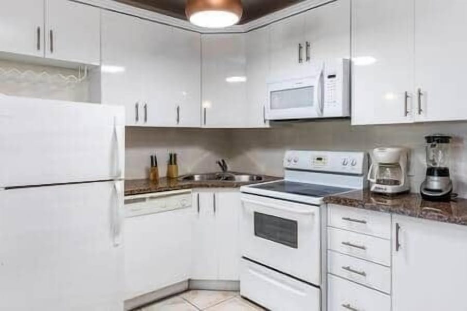 Full kitchen