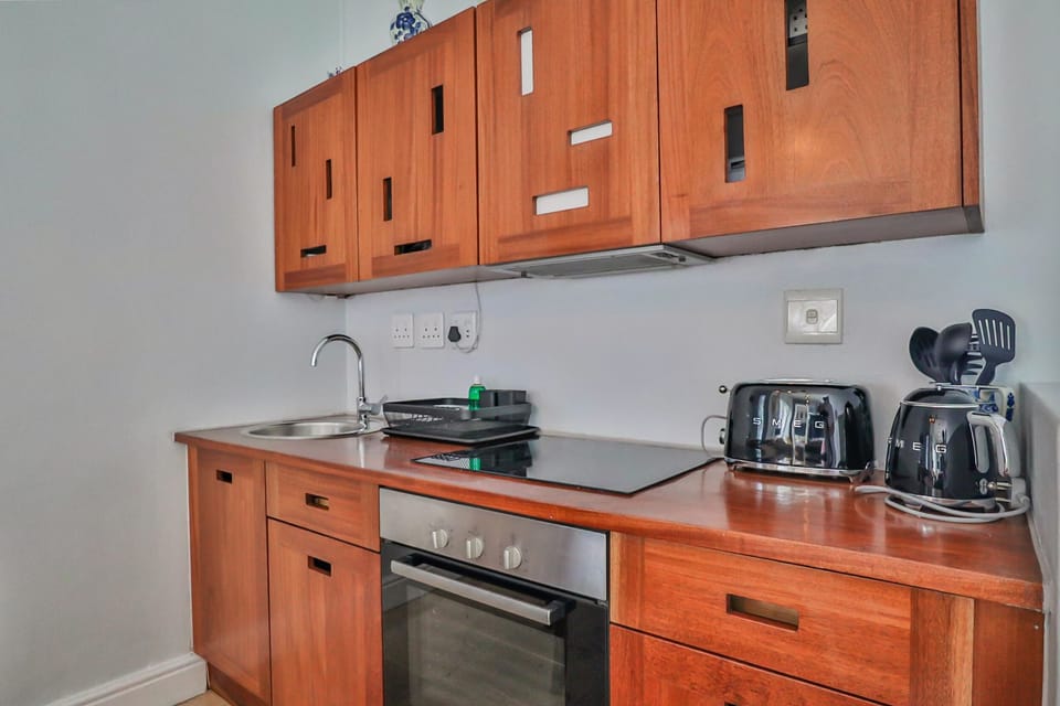 Apartment (2 Bedrooms) | Private kitchen | Oven, stovetop, toaster, cookware/dishes/utensils