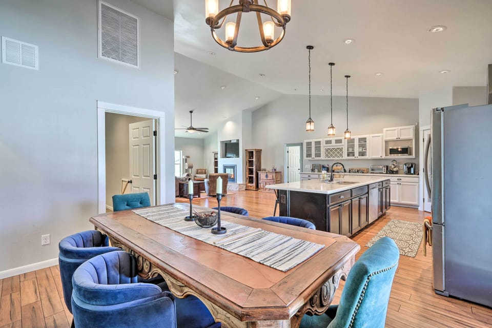 Dining Table | Single-Story Interior