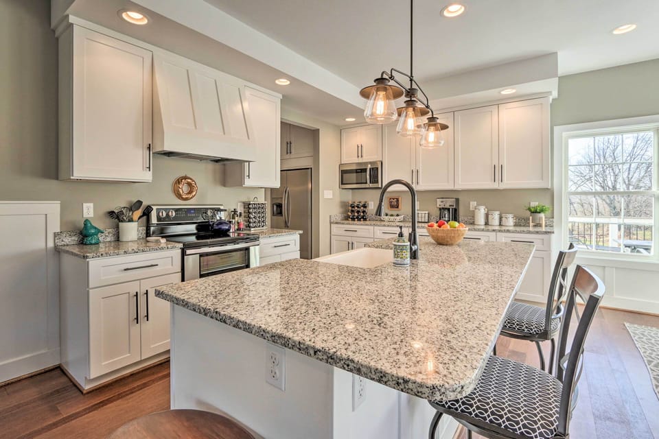 Fully Equipped Kitchen | Breakfast Bar Island