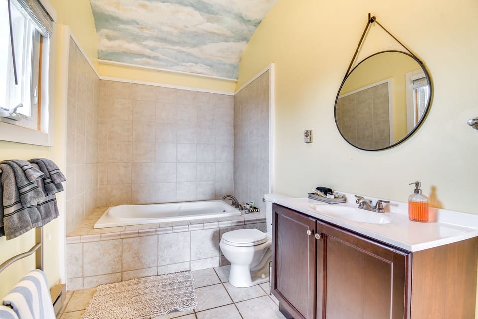 Full Bathroom | Towels Provided
