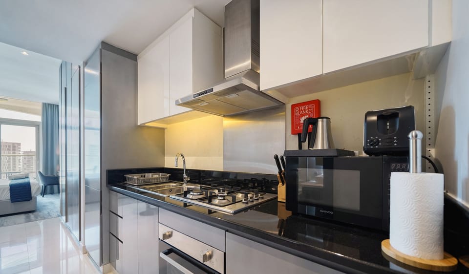 Luxury Studio | Private kitchen | Full-size fridge, oven, cookware/dishes/utensils