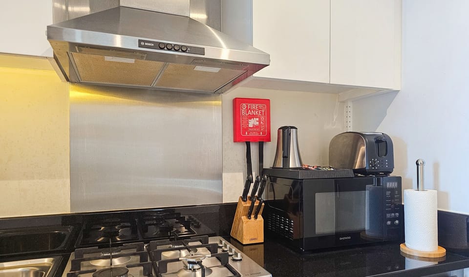 Luxury Studio | Private kitchen | Full-size fridge, oven, cookware/dishes/utensils