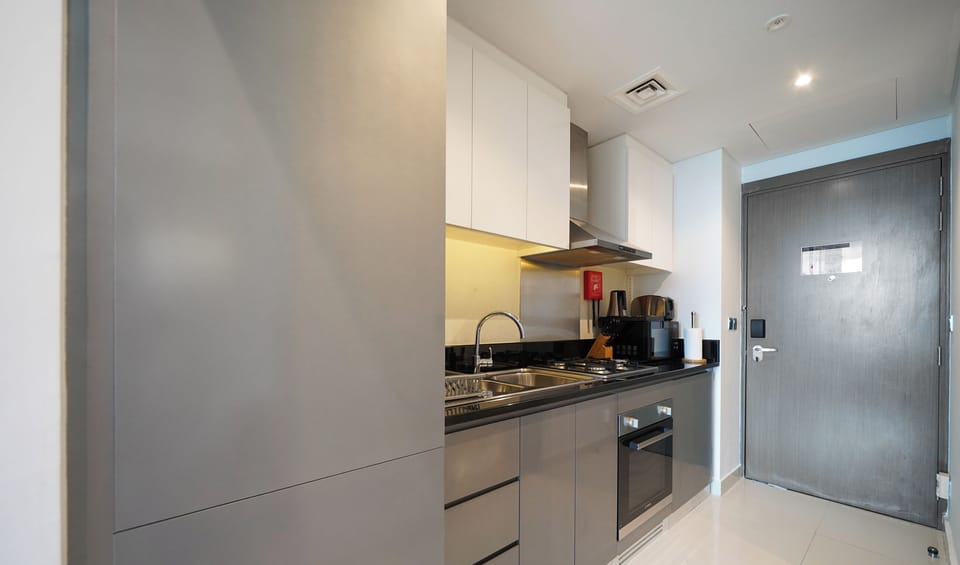 Luxury Studio | Private kitchen | Full-size fridge, oven, cookware/dishes/utensils