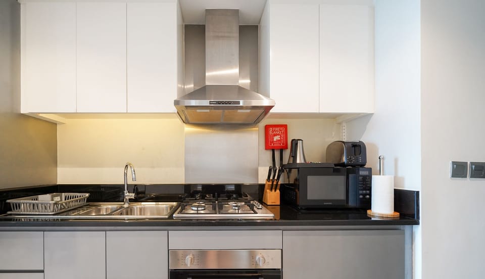 Luxury Studio | Private kitchen | Full-size fridge, oven, cookware/dishes/utensils