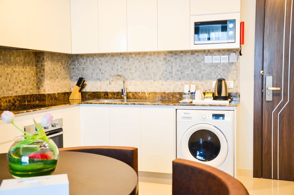 Coffee/tea maker, fridge, electric kettle
