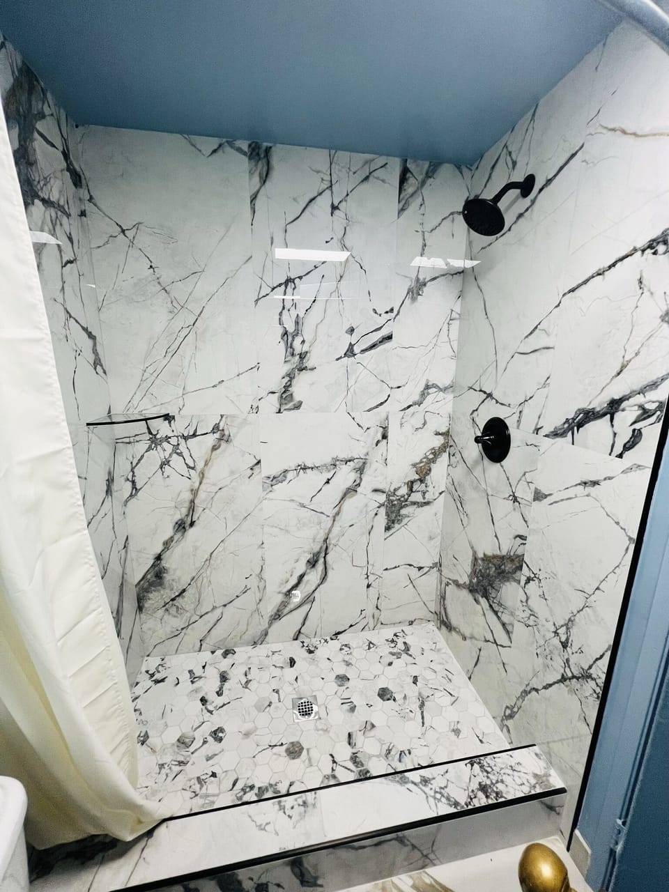 Signature Room, 1 King Bed | Bathroom | Combined shower/tub, towels