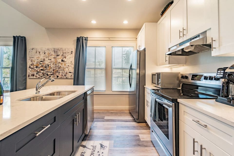 Roosted Suite – Fully equipped kitchen with modern appliances