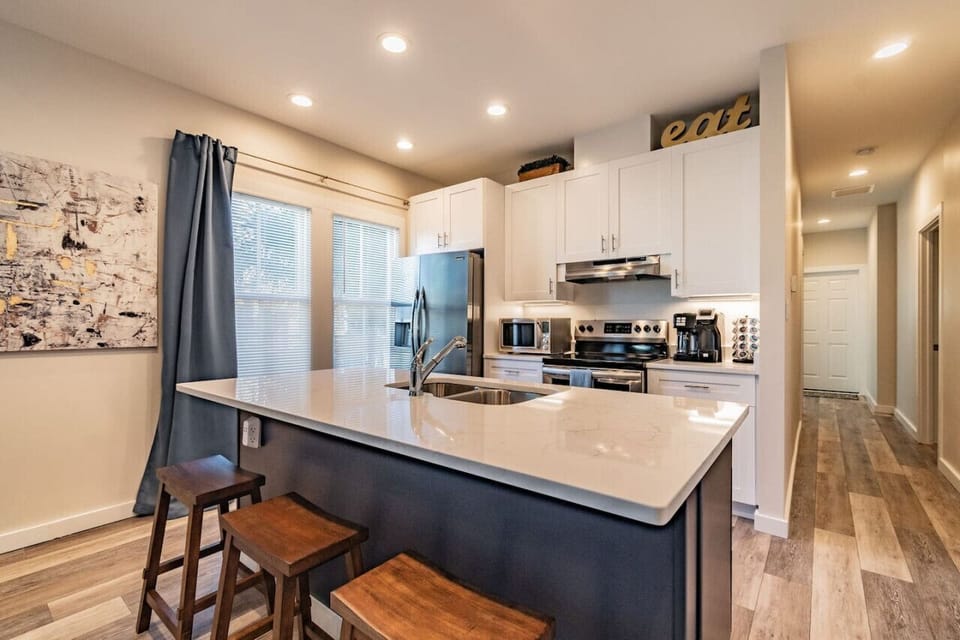 Roosted Suite – Fully equipped kitchen with modern appliances