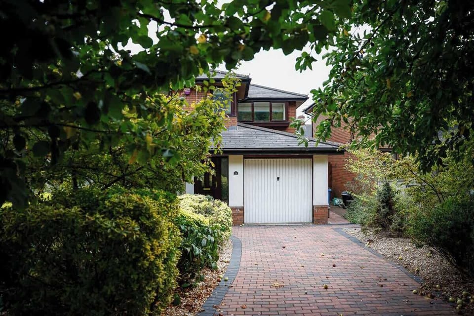 Private drive with parking for 2 cars