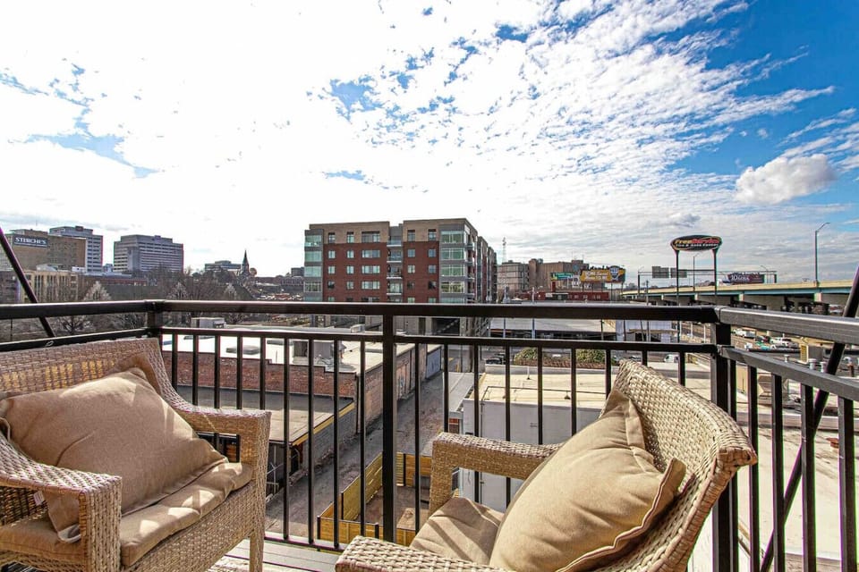 Balcony Oasis: Sip coffee on the balcony while soaking in stunning cityscape views!