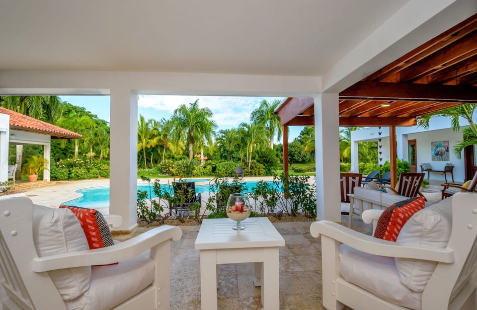 Outdoor pool, free cabanas, sun loungers
